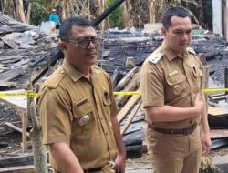 Aris Munandar Serahkan BSKBS Kepada Korban Kebakaran