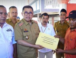 Andi Syukri Serahkan Bantuan Nelayan dan Petani